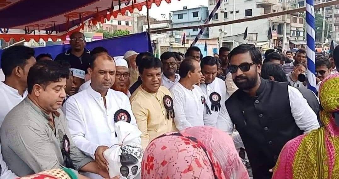 জাতীয় শোক দিবস উপলক্ষে কেরাণীগঞ্জে দরিদ্র-দুস্থদের মাঝে চাল বিতরণ