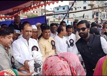 জাতীয় শোক দিবস উপলক্ষে কেরাণীগঞ্জে দরিদ্র-দুস্থদের মাঝে চাল বিতরণ