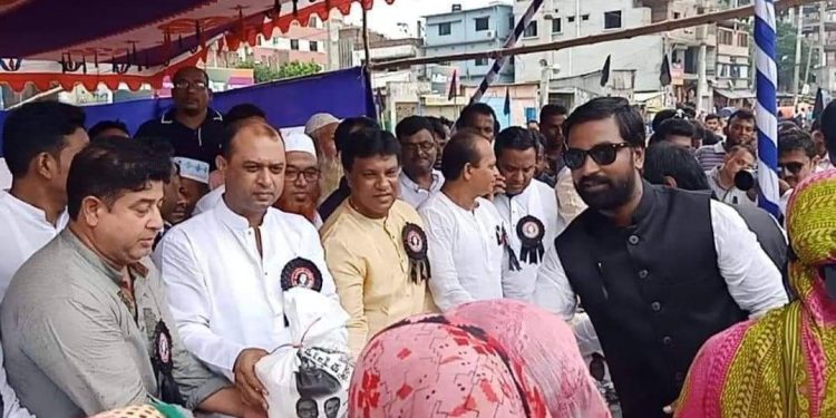 জাতীয় শোক দিবস উপলক্ষে কেরাণীগঞ্জে দরিদ্র-দুস্থদের মাঝে চাল বিতরণ