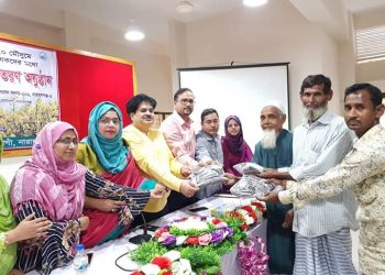 ৬০০ কৃষকের মাঝে বিনা মূল্যে সরিষার বীজ ও সার বিতরণ করেন এম পি খোকা