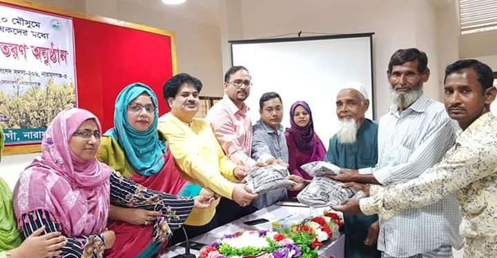 ৬০০ কৃষকের মাঝে বিনা মূল্যে সরিষার বীজ ও সার বিতরণ করেন এম পি খোকা