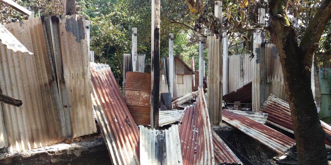 পুলিশের নিরব ভুমিকা, সোনারগাঁয়ে বাড়িঘর ভাংচুর, লুটপাট, অগ্নি সংযোগ।