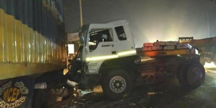 সোনারগাঁয়ে কন্টেইনারের সাথে লড়ির সংঘর্ষে আহত ২।