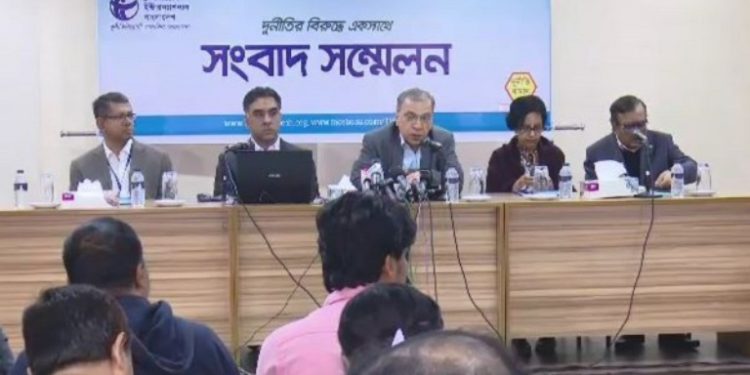 বিদেশিরা বছরে পাচার করছে ২৬ হাজার কোটি টাকা: টিআইবি