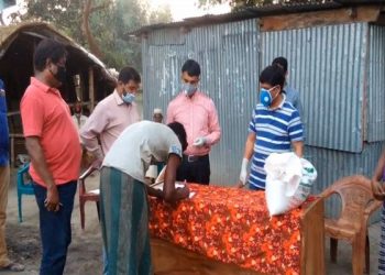 চুয়াডাঙ্গায় কর্মহীন দরিদ্র মানুষের মাঝে ত্রাণ বিতরণ