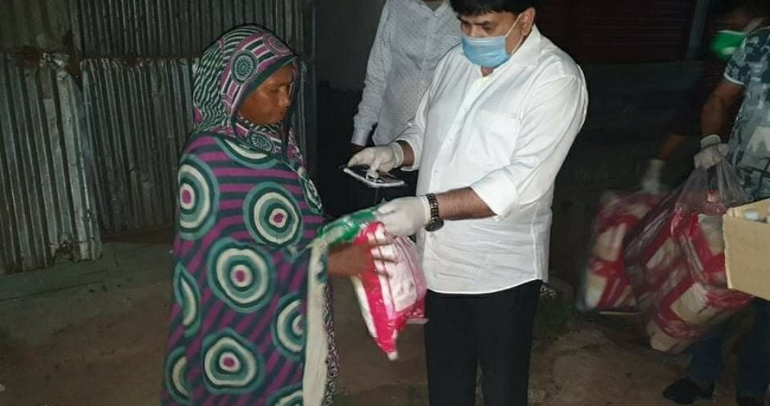 মাস্ক, স্যানিটাইজারসহ খাবার বাড়ি বাড়ি পৌঁছে দিচ্ছেন এমপি খোকা।