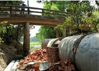 সোনারগাঁয়ে সরকারি খাল দখল করে ড্রেন নির্মাণের অভিযোগ।