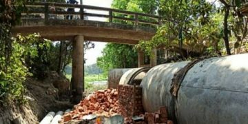 সোনারগাঁয়ে সরকারি খাল দখল করে ড্রেন নির্মাণের অভিযোগ।