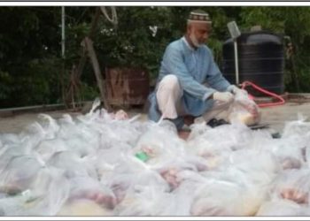 সোনারগাঁ পৌরসভায় খেটে খাওয়া মানুষের মাঝে খাবার পৌঁছে দিচ্ছেন আলাউদ্দিন