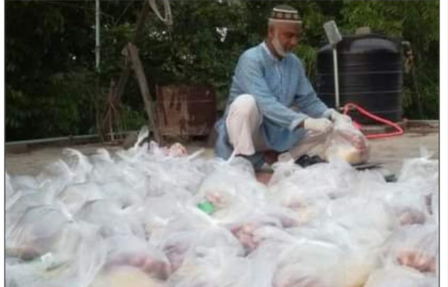 সোনারগাঁ পৌরসভায় খেটে খাওয়া মানুষের মাঝে খাবার পৌঁছে দিচ্ছেন আলাউদ্দিন