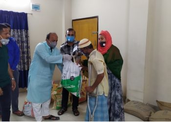 চেয়ারম্যান বাবুর নেতৃত্বে দূর্যোগ ও ত্রান মন্ত্রনালয়ের খাদ্য সামগ্রী বিতরণ