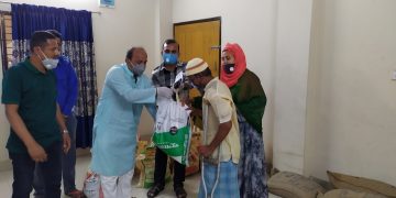 চেয়ারম্যান বাবুর নেতৃত্বে দূর্যোগ ও ত্রান মন্ত্রনালয়ের খাদ্য সামগ্রী বিতরণ