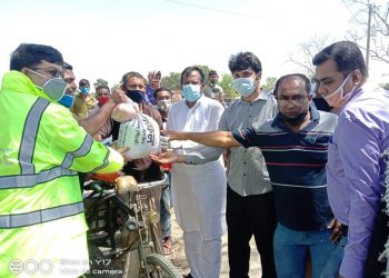 এমপি আয়েনের উদ্যোগে পবা মোহনপুরে পঞ্চাশ হাজার দুস্থ মানুষের মাঝে ত্রাণ বিতরণ