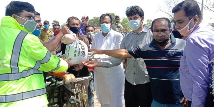 এমপি আয়েনের উদ্যোগে পবা মোহনপুরে পঞ্চাশ হাজার দুস্থ মানুষের মাঝে ত্রাণ বিতরণ