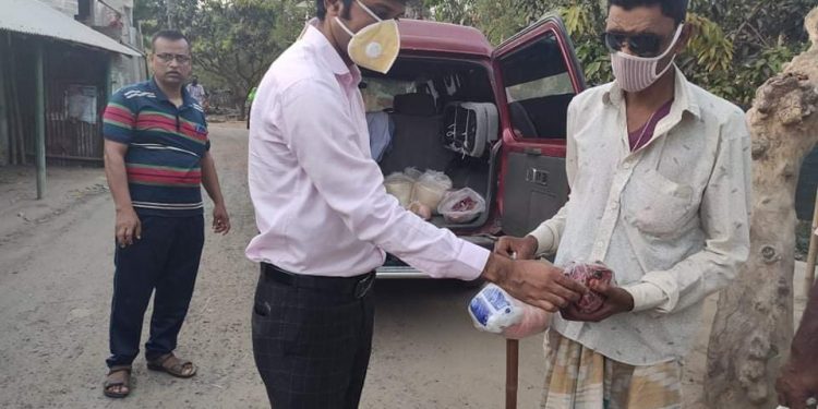 করোনা দূর্যোগে মোহনপুরে ইউএনওর খাদ্য সামগ্রী বিতরণ