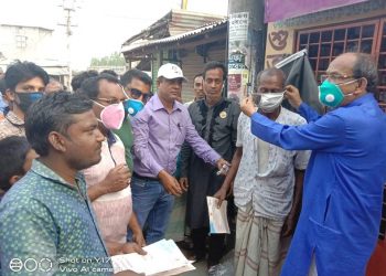 করোনাভাইরাস সচেতনতায় মোহনপুর উপজেলা চেয়ারম্যানের মাস্ক ও লিফলেট বিতরণ