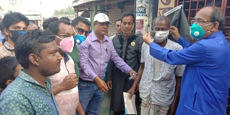 করোনাভাইরাস সচেতনতায় মোহনপুর উপজেলা চেয়ারম্যানের মাস্ক ও লিফলেট বিতরণ