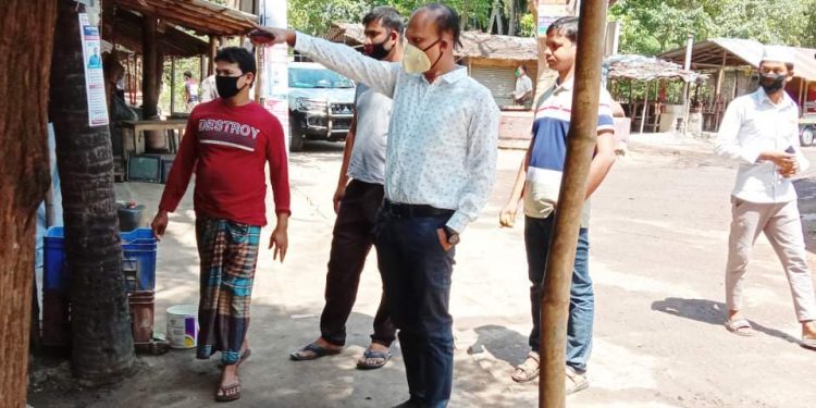 মোহনপুরে সামাজিক দুরুত্ব নিশ্চিতকরণ কার্যকম ও বাজার মনিটরিং করলেন এসিল্যান্ড