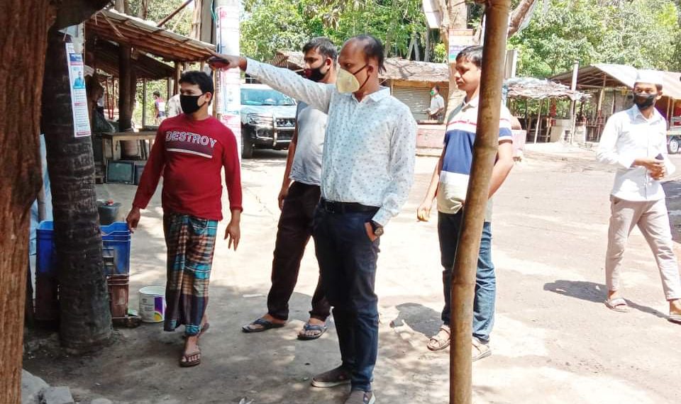 মোহনপুরে সামাজিক দুরুত্ব নিশ্চিতকরণ কার্যকম ও বাজার মনিটরিং করলেন এসিল্যান্ড