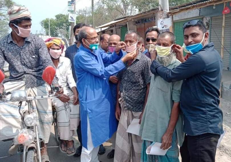 করোনা ভাইরাস সচেতনতায় মোহনপুর উপজেলা ছাত্র লীগের উদ্যোগে মাস্ক ও লিফলেট বিতরণ