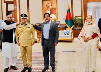 নবনিযুক্ত ইন্সপেক্টর জেনারেল অব পুলিশ ড. বেনজীর আহমেদ কে ফুলেল শুভেচ্ছা জানিয়েছেন এসপি আক্তার হোসেন