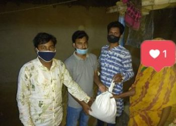 রাজশাহী জেলা ছাত্রলীগের উদ্যোগে অসহায় মানুষের মাঝে  খাদ্য সামগ্রী বিতরণ