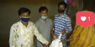 রাজশাহী জেলা ছাত্রলীগের উদ্যোগে অসহায় মানুষের মাঝে  খাদ্য সামগ্রী বিতরণ