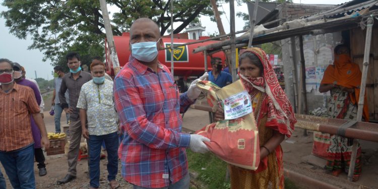লালপুরে দুঃস্থ্যদের মাঝে বকুল এমপি’র খাদ্য সামগ্রী বিতরণ