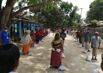 লালপুরে দুঃস্থ্যদের মাঝে উপজেলা চেয়ারম্যান এর খাদ্য সহায়তা