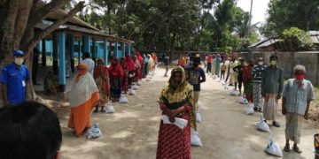 লালপুরে দুঃস্থ্যদের মাঝে উপজেলা চেয়ারম্যান এর খাদ্য সহায়তা