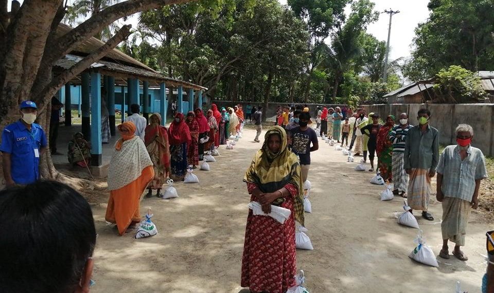 লালপুরে দুঃস্থ্যদের মাঝে উপজেলা চেয়ারম্যান এর খাদ্য সহায়তা