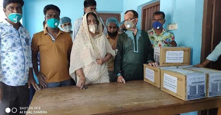 পরিবর্তনের মেহেরপুরের পক্ষ থেকে আজ অসহায় পরিবারের মাঝে ত্রাণ বিতরন