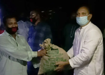 জয়পুরহাটে রাতে দরিদ্রদের মাঝে ত্রাণ বিতরণ