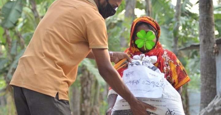 নাটোরে আইডিএলসি এবং  সিএসআর উইন্ডো বাংলাদেশের পক্ষ থেকে  খাদ্য সামগ্রী বিতরণ
