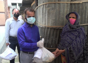 হতদরিদ্ররা বাড়িতে থাকায় শুভেচ্ছা উপহার দিলেন এনজিও কর্মকর্তা খোরশেদ