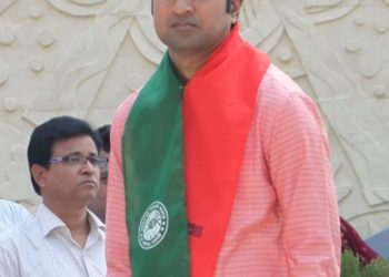 মোহনপুরে করোনা রোগীর বাড়িতে খাদ্য-ওষুধ দিলেন ইউএনও সানওয়ার হোসেন