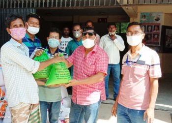 রূপসী পল্লী বাংলাদেশ সংস্থার উদ্যোগে কেশরহাট পৌরসভায় খাদ্য সামগ্রী বিতরণ