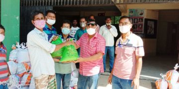 রূপসী পল্লী বাংলাদেশ সংস্থার উদ্যোগে কেশরহাট পৌরসভায় খাদ্য সামগ্রী বিতরণ