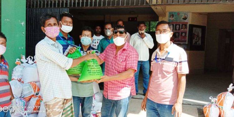 রূপসী পল্লী বাংলাদেশ সংস্থার উদ্যোগে কেশরহাট পৌরসভায় খাদ্য সামগ্রী বিতরণ