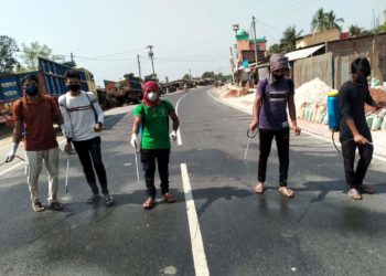 কামারপাড়া বাজারে ছাত্রলীগ নেতা রানা হোসেনের উদ্যোগে ছিটানো হচ্ছে জীবাণুনাশক স্প্রে