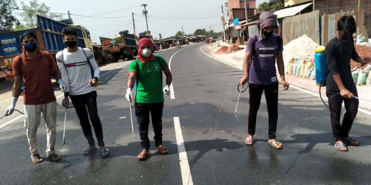 কামারপাড়া বাজারে ছাত্রলীগ নেতা রানা হোসেনের উদ্যোগে ছিটানো হচ্ছে জীবাণুনাশক স্প্রে