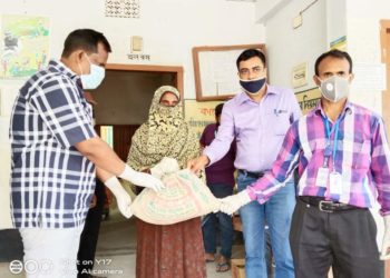 মোহনপুরে প্রধানমন্ত্রীর উপহার খাদ্য  সামগ্রী বিতরণে এমপি আয়েন