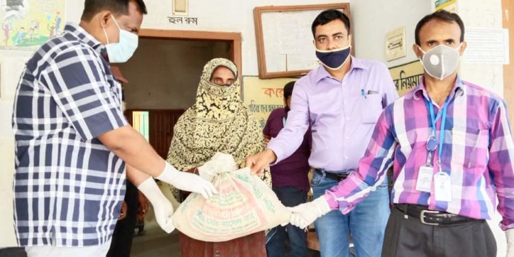 মোহনপুরে প্রধানমন্ত্রীর উপহার খাদ্য  সামগ্রী বিতরণে এমপি আয়েন