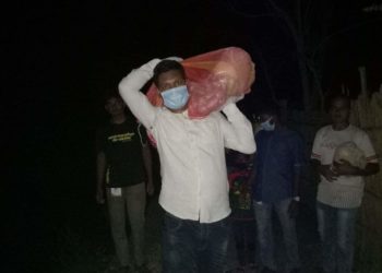 নাটোরে রাতের আঁধারেও বাড়ি বাড়ি খাদ্য সামগ্রী পৌছে দিচ্ছে লাভলী ফাউন্ডেশন