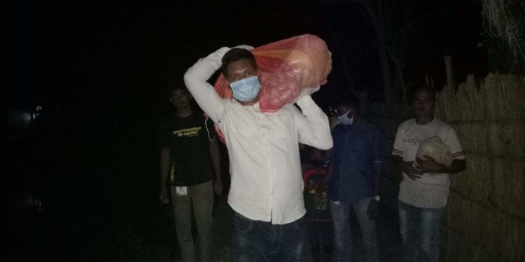নাটোরে রাতের আঁধারেও বাড়ি বাড়ি খাদ্য সামগ্রী পৌছে দিচ্ছে লাভলী ফাউন্ডেশন