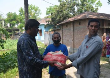 গোপালপুর পৌর মেয়রের খাদ্য সামগ্রী বিতরণ