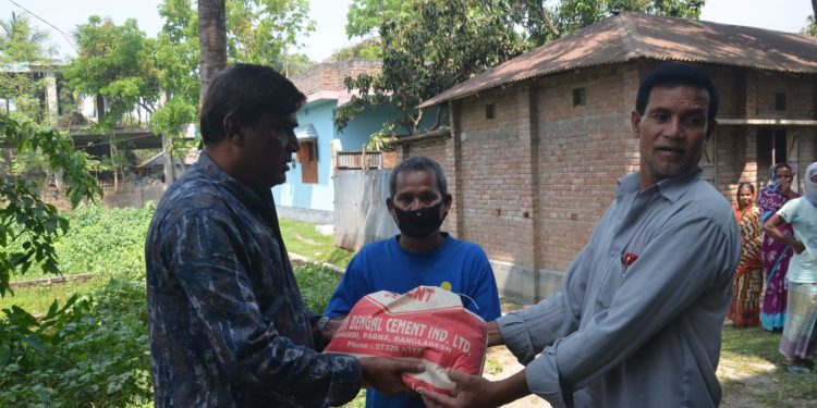 গোপালপুর পৌর মেয়রের খাদ্য সামগ্রী বিতরণ