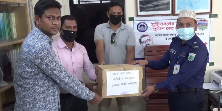 নাটোরে লাভলী ফাউন্ডেশনের পিপিই ও মাস্ক বিতরণ