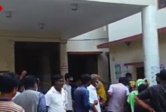 সন্তানকে বাঁচাতে গিয়ে অটো ভ্যানের ধাক্কায় মায়ের মৃত্যু