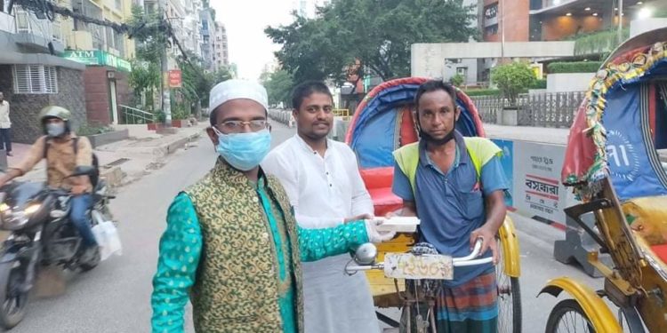 শাহাজাহান মমতাজ ফাউন্ডেশন পক্ষ থেকে ঈদের উপহার সামগ্রী প্রদান